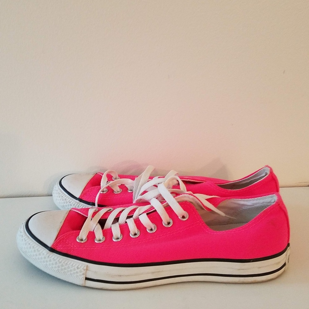 Neon pink converse! Sz 10 men’s, EUC.